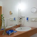 Courtyard By Marriott מלון
