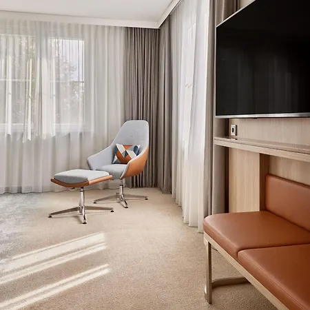 Courtyard By Marriott فندق